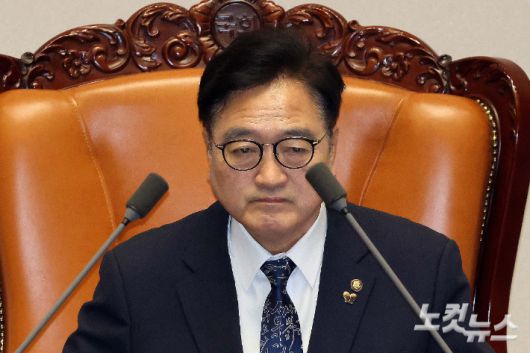 우원식 국회의장이 24일 서울 여의도 국회에서 열린 12월 임시국회 본회의에서 정보통신망법 개정안 무제한 토론의 사회를 보고 있다. 박종민 기자