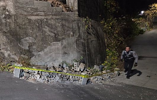 25일 오후 9시쯤 서귀포시 동홍동에서 담벼락 무너짐 신고가 접수돼 경찰과 소방당국이 안전조치를 하고 있다. 제주소방안전본부 제공