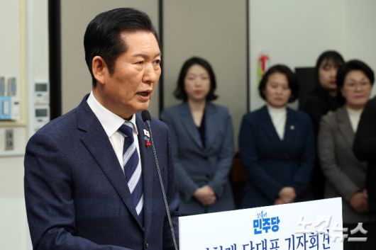 더불어민주당 정청래 대표가 26일 서울 여의도 국회에서 당대표 취임 후 첫 공식 기자회견을 열고 있다. 윤창원 기자