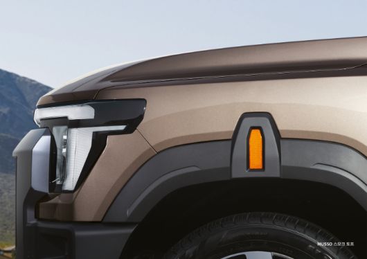 차세대 픽업 'Q300' 차명 '무쏘' 확정. 정통 오프로드 스타일 강조 외관 디자인 공개. KG모빌리티 제공