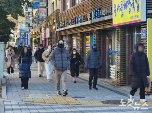 아침 최저기온이 영하 6.1도까지 떨어진 26일 부산 사상구에서 시민들이 두꺼운 외투로 중무장을 한 채 출근하고 있다. 정혜린 기자