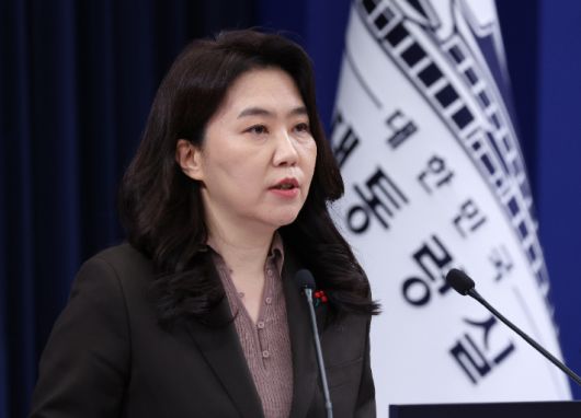 강유정 대변인이 26일 청와대 춘추관에서 이날 용산 대통령실에서 열린 위험직무 순직 유가족 초청 오찬 관련 브리핑을 하고 있다. 연합뉴스