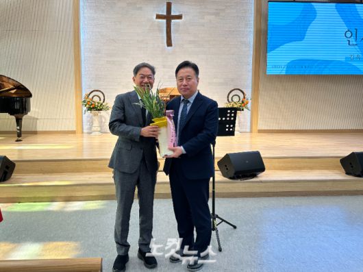 대전CBS 유지이사회장 김욱(배재대학교) 총장(왼쪽)과 대전CBS 신임 신태호 대표(오른쪽). 대전CBS