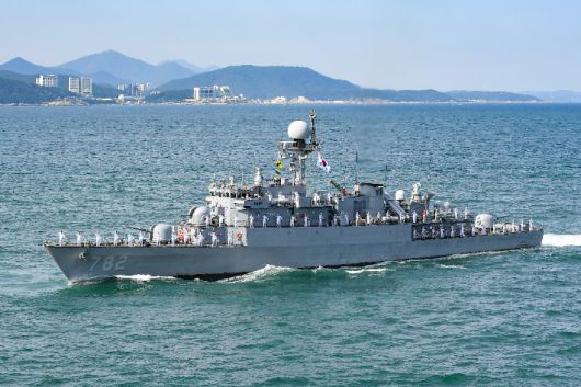 대한민국해군 관함식 해상사열에 참가한 광명함. 해군 제공