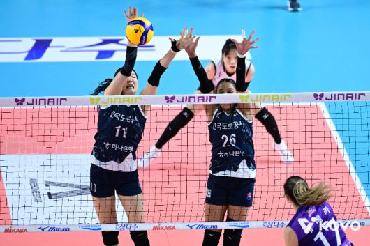기업은행과 경기에서 블로킹하는 김세빈(왼쪽)과 타나차. KOVO