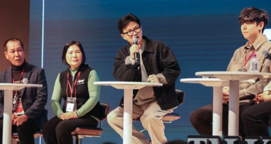 토크콘서트 연 한동훈 전 대표     (서울=연합뉴스) 국민의힘 한동훈 전 대표가 21일 경기도 고양시 킨텍스에서 연 토크콘서트에서 참가자들과 대화하고 있다. 2025.12.21 [한동훈 전 대표 제공. 재판매 및 DB 금지]     photo@yna.co.kr (끝)   <저작권자(c) 연합뉴스, 무단 전재-재배포, AI 학습 및 활용 금지> 연합뉴스