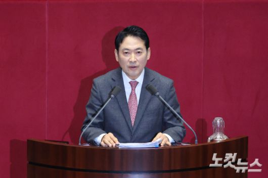 국민의힘 장동혁 대표가 22일 국회 본회의에서 더불어민주당이 발의한 '내란전담재판부 설치법'(내란·외환·반란 범죄 등의 형사절차에 관한 특례법안)에 대한 필리버스터(무제한 토론을 통한 합법적 의사진행 방해)를 진행하고 있다. 황진환 기자