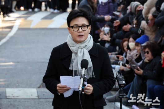 국민의힘 한동훈 전 대표가 3일 서울 여의도 국회도서관 인근 쪽문에서 12·3 비상계엄 1년을 맞아 기자회견을 하고 있다. 윤창원 기자