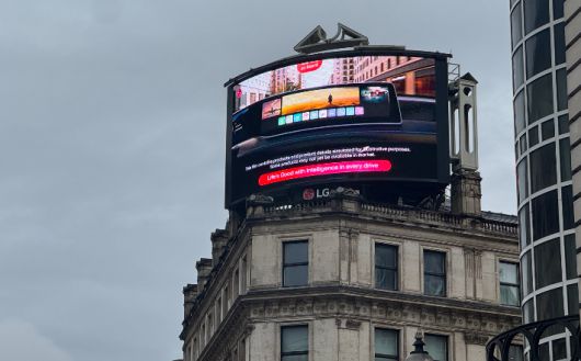 LG전자가 영국 런던 피카딜리 광 전광판에 전장 사업 경쟁력을 알리는 캠페인 영상을 공개했다. LG전자 제공