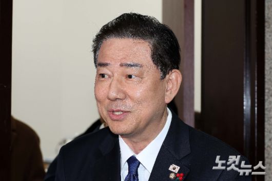 더불어민주당 김병기 원내대표가 24일 서울 여의도 국회에서 '가족 항공사 의전 의혹'에 대한 답을 하고 있다. 김 원내대표는 자신의 SNS에 "오히려 생후 6개월 된 손자 출국을 알게 된 보좌직원이 대한항공에 편의를 요청하겠다고 했는데 며느리가 사설 패스트트랙을 신청하여 필요 없다고 하였디"며 해명했다. 박종민 기자