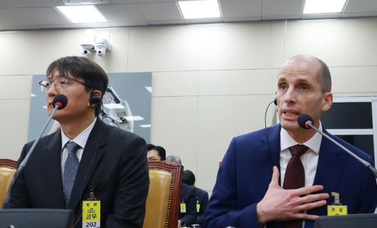 30일 국회에서 열린 쿠팡 침해사고 및 개인정보 유출, 불공정 거래, 노동환경 실태 파악과 재발 방지 대책 마련을 위한 청문회에서 해롤드 로저스 쿠팡 대표이사가 의원 질의에 답하고 있다. 연합뉴스