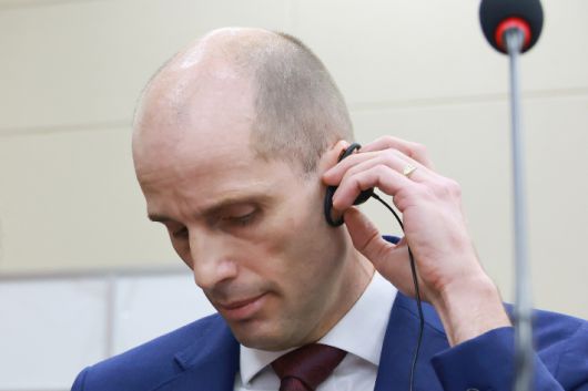 30일 국회에서 열린 쿠팡 침해사고 및 개인정보 유출, 불공정 거래, 노동환경 실태 파악과 재발 방지 대책 마련을 위한 청문회에서 해롤드 로저스 쿠팡 대표이사가 최민희 과학기술정보방송통신위원회 위원장 요구에 동시통역기를 착용하고 있다. 연합뉴스