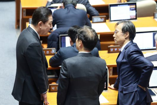 더불어민주당 김병기 전 원내대표가 30일 국회 본회의에서 의원들과 대화하고 있다. 연합뉴스