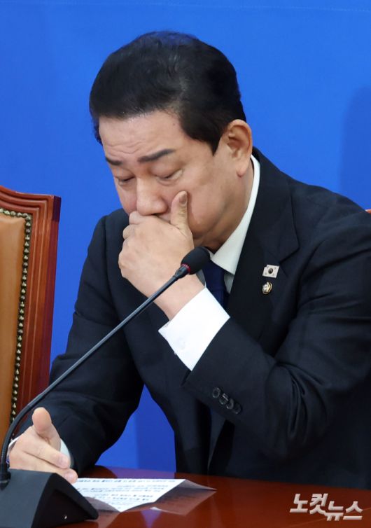 더불어민주당 김병기 원내대표가 30일 서울 여의도 국회에서 최근 자신에 대한 논란과 관련 입장을 표명하는 과정에 입을 만지고 있다. 윤창원 기자