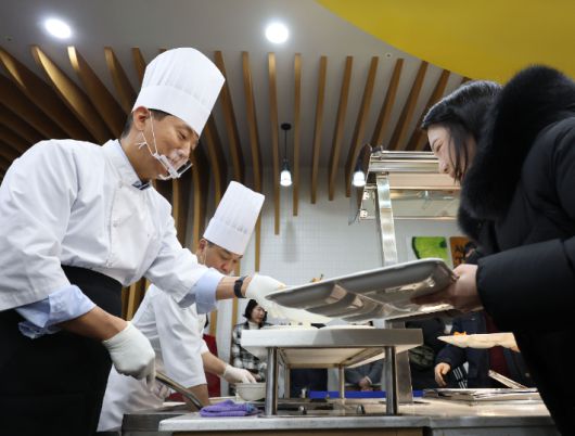 직원들에게 떡국 배식하는 오세훈 시장     (서울=연합뉴스) 이지은 기자 = 오세훈 서울시장이 2일 서울시청 구내식당에서 직원들에게 떡국을 배식하고 있다. 2026.1.2     jieunlee@yna.co.kr (끝)   <저작권자(c) 연합뉴스, 무단 전재-재배포, AI 학습 및 활용 금지> 연합뉴스