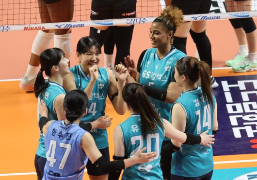 6일 서울 중구 장충체육관에서 열린 여자프로배구 GS칼텍스와 페퍼저축은행의 경기에서 GS칼텍스 선수들이 득점 후 기뻐하고 있다. 연합뉴스