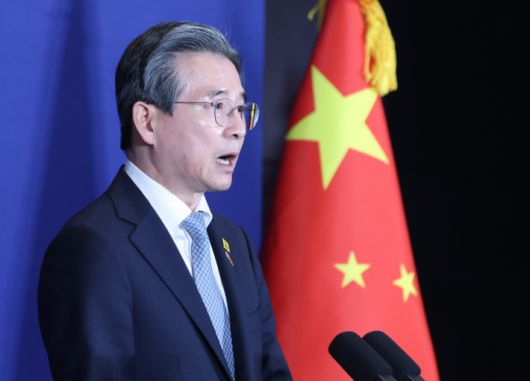 김용범 정책실장이 5일 중국 베이징 한 호텔에 마련한 한국프레스센터에서 한중 정상회담 관련 브리핑을 하고 있다. 연합뉴스