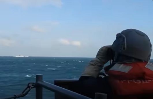 대만 국방부는 중국군의 이번 대만 포위 실탄 사격 훈련을 긴밀히 감시하면서 전투태세 돌입 훈련을 실시했다고 밝혔다. 사진은 대만 해군이 중국의 군함(사진 왼쪽)을 감시하는 모습. 대만 국방부 페이스북 영상 캡처