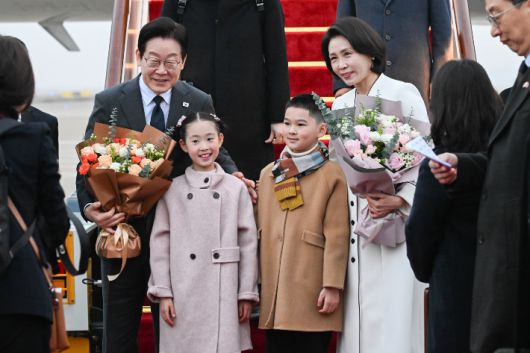 중국을 국빈방문 중인 이재명 대통령과 김혜경 여사가 6일 상하이 푸동 공항에 도착한 뒤 화동들과 기념촬영하고 있다. 연합뉴스