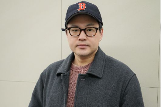 시리즈 '콘크리트 마켓' 촬영은 경기도 연천에서 진행됐다. 3층 높이의 아파트 세트장을 구축했고 그 위 공간은 CG로 구현됐다. 홍기원 감독은 "빛을 일괄적으로 하기 위해 비닐하우스 위에 거대한 돔을 씌운 형태로 만들었다"고 밝혔다. 콘텐츠웨이브(주) 제공