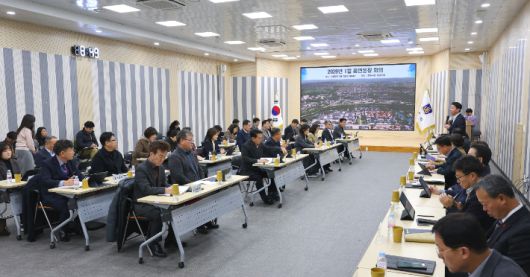 올해 첫 읍면동장 회의에서 최혁준 부시장이 읍면동장들을 상대로 인사말을 하고 있다. 경주시 제공