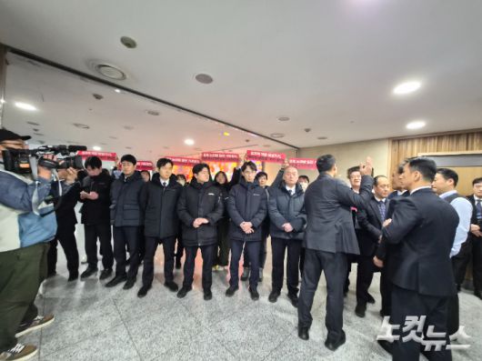 기후에너지환경부가 '바람직한 에너지믹스 2차 정책토론회'를 7일 국회의원회관 제2소회의실에서 개최한 가운데, 시민활동가 6명이 피켓을 들고 침묵시위하자 청사 경호인력이 제지하면서 실랑이가 벌어진 모습. 최서윤 기자