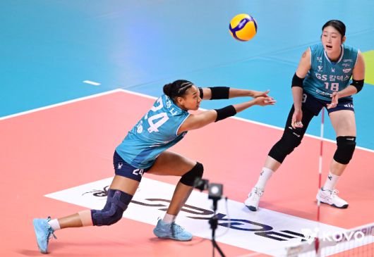 GS칼텍스 일본 출신 아시아 쿼터 레이나(왼쪽)와 권민지. KOVO