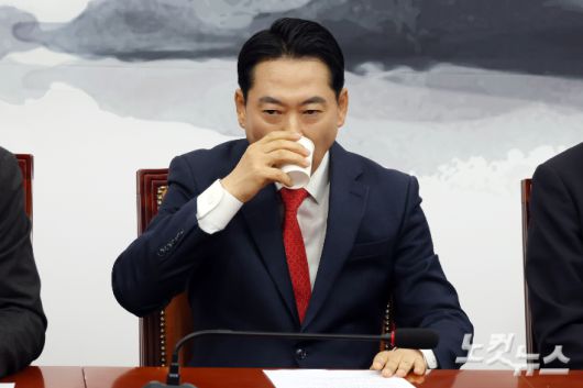 국민의힘 장동혁 대표가 5일 서울 여의도 국회에서 열린 최고위원회의에서 물을 마시고 있다. 윤창원 기자