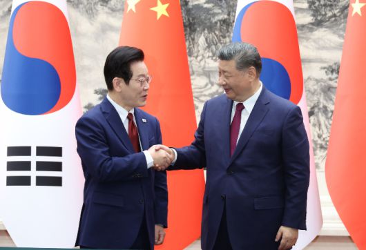 이재명 대통령과 시진핑 중국 국가주석이 베이징 인민대회당에서 열린 한중 MOU 체결식에서 악수하고 있다. 연합뉴스