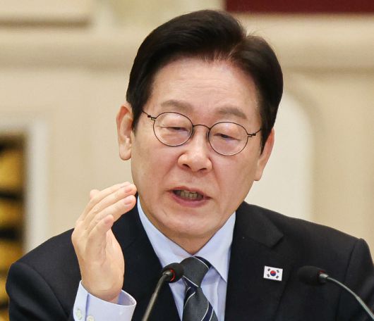 중국을 국빈방문 중인 이재명 대통령이 7일 상하이의 한 호텔에서 열린 순방 기자단 오찬 간담회에서 발언하고 있다. 연합뉴스