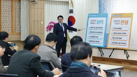 이정선 광주시교육감이 지난 2025년 12월 30일 광주시교육청 대회의실에서 진행한 신년 기자회견에서 내년 4대 영역에 대해 설명하고 있다. 광주시교육청 제공