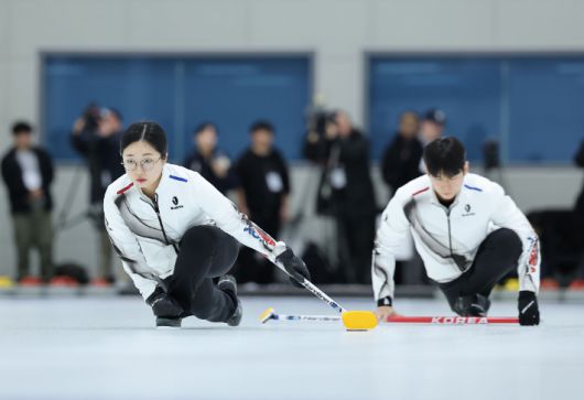 훈련하는 컬링 믹스 더블 대표팀. 연합뉴스