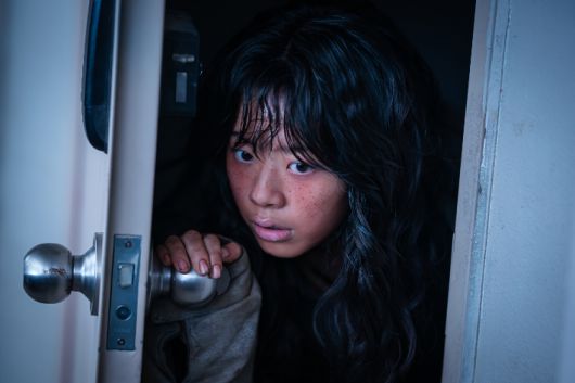 홍기원 감독은 영화 '콘크리트 유토피아(2023)'와 비슷한 세계관이라는 반응에 대해 "공식적으로 서로 별개의 작품"이라고 선을 그었다. 웨이브 제공