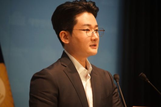 통일교 금품수수 의혹 관련 현수막을 부산 북구에 게시해 전재수 전 장관에게 고소당한 개혁신당 정이한 대변인. 개혁신당 제공