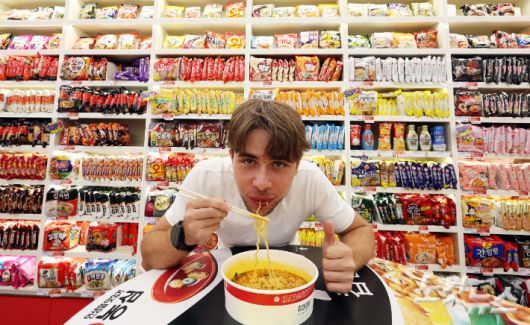 서울 마포구 CU홍대상상점 라면도서관을 찾아 라면을 먹는 외국인들의 모습. 황진환 기자