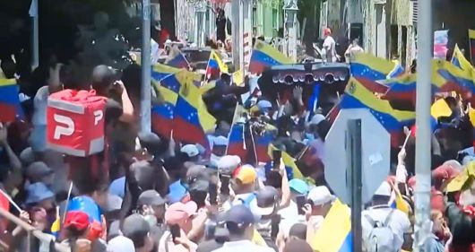 베네수엘라 난민들이 미국의 마두로 대통령 축출 소식을 듣고 거리로 나와 환호하고 있다. 박재현 선교사 제공