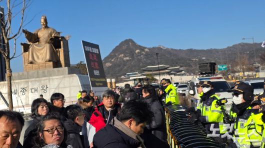 기자회견을 마친 평화 활동가들이 주한 미국 대사관에 베네수엘라 공습에 항의하는 서한문을 전달하려다 경찰의 제지에 가로막혔다. 최창민 기자