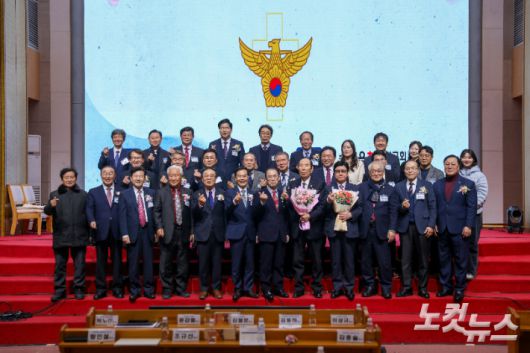 전북경찰청 교경협의회 기도회에 참석한 경찰청 관계자와 교계 인사들이 단체사진을 촬영하고 있다. 최화랑 기자