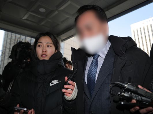 더불어민주당 김병기 의원에게 '공천헌금'을 건넸다는 내용의 탄원서를 작성한 전직 동작구의원 A 씨가 8일 경찰 조사를 받기 위해 마포구 서울경찰청 공공범죄수사대에 피의자 신분으로 출석하고 있다. 연합뉴스