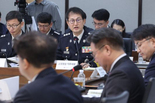 김승룡 소방청장 직무대행이 8일 정부세종청사에서 열린 행정안전부 산하기관 업무보고에서 윤호중 장관에게 보고하고 있다. 연합뉴스