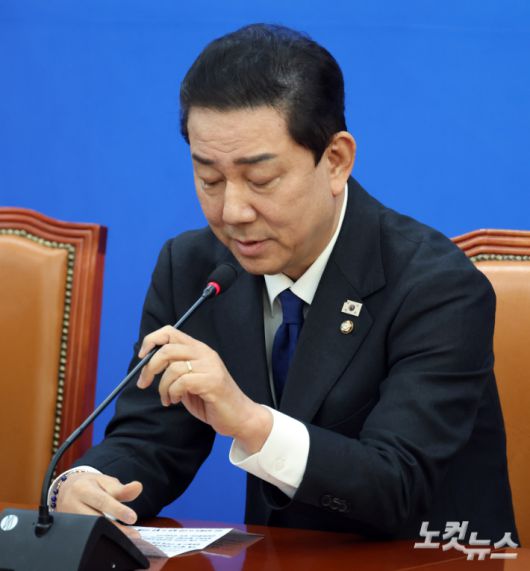 더불어민주당 김병기 원내대표가 30일 서울 여의도 국회에서 최근 자신에 대한 논란과 관련 입장을 표명하며 원내대표직 사퇴 의사를 밝히고 있다. 윤창원 기자