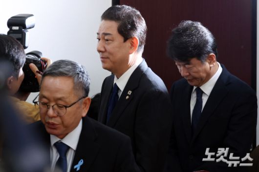 더불어민주당 김병기 당시 원내대표가 지난달 30일 서울 여의도 국회에서 최근 자신에 대한 논란과 관련 원내대표직 사퇴 의사를 밝히고 자리에서 이동하고 있다. 윤창원 기자