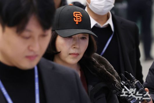 2022년 지방선거 과정에서 당시 더불어민주당 소속이었던 강선우 의원에게 공천 헌금 명목으로 1억 원을 전달한 혐의를 받는 김경 서울시의원이 11일 저녁 인천국제공항 제1여객터미널로 입국하고 있다. 경찰의 출국금지 조치 전인 지난달 31일 '자녀를 보러 간다'며 미국으로 떠난지 11일만이다. 류영주 기자