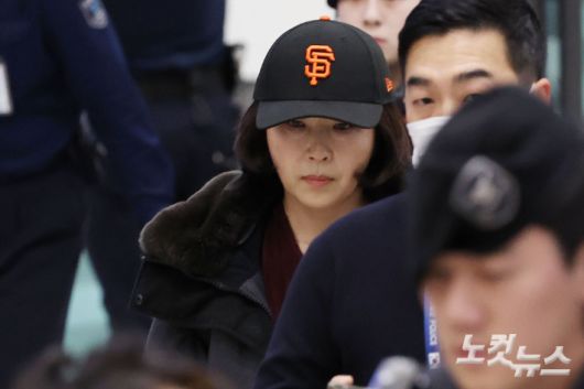 2022년 지방선거 과정에서 당시 더불어민주당 소속이었던 강선우 의원에게 공천 헌금 명목으로 1억 원을 전달한 혐의를 받는 김경 서울시의원이 11일 저녁 인천국제공항 제1여객터미널로 입국하고 있다. 경찰의 출국금지 조치 전인 지난달 31일 '자녀를 보러 간다'며 미국으로 떠난지 11일만이다. 류영주 기자