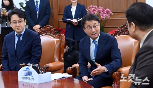 더불어민주당 한병도 신임 원내대표가 12일 서울 여의도 국회에서 우원식 국회의장을 예방해 발언을 하고 있다. 윤창원 기자