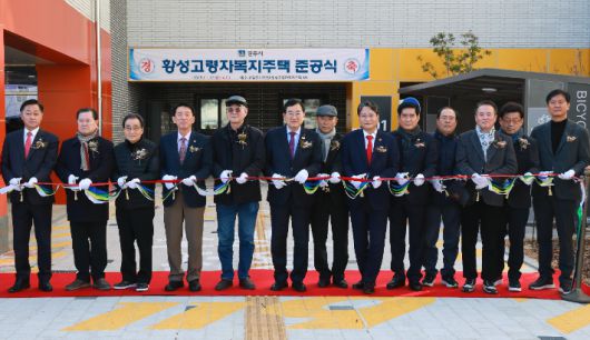 김석기 국회의원과 주낙영 경주시장이 황성 고령자 복지주택 준공식에서 테이프 커팅을 하고 있다. 경주시 제공