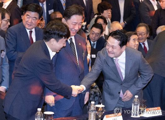 국민의힘 장동혁 대표(오른쪽)와 개혁신당 이준석 대표가 지난해 9월 17일 서울 중구 롯데호텔에서 열린 중앙일보 창간60주년 기념식에서 인사하고 있다. 연합뉴스