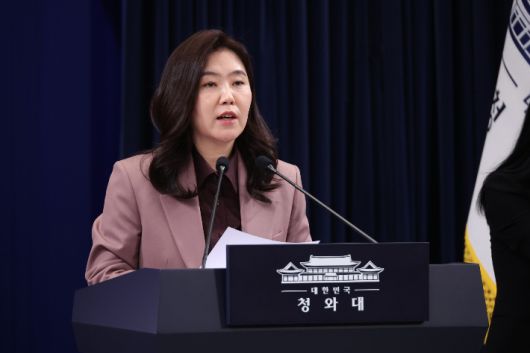 강유정 대변인이 12일 청와대 기자회견장에서 캄보디아 성착취 스캠(온라인 사기)조직원 검거관련 브리핑을 하고 있다. 연합뉴스