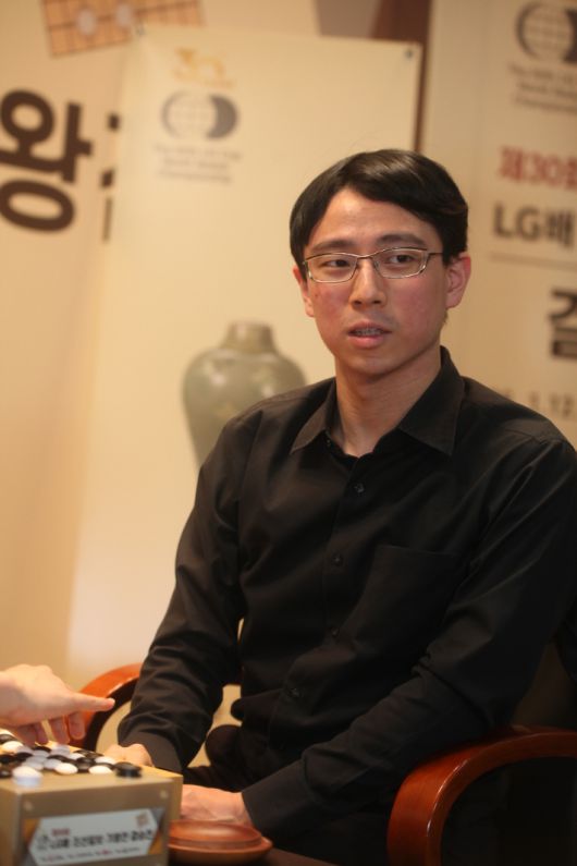 대국 후 인터뷰 중인 이치리키 료 9단. 한국기원 제공