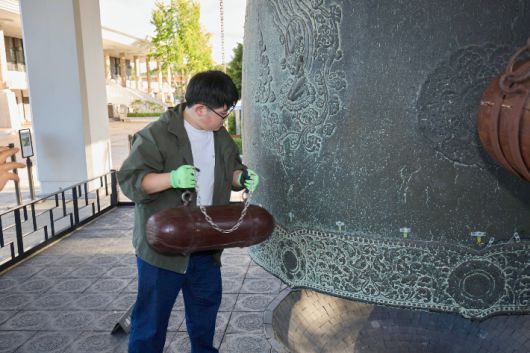 성덕대왕신종 타음조사 중 맥놀이 조사 모습. 경주박물관 제공